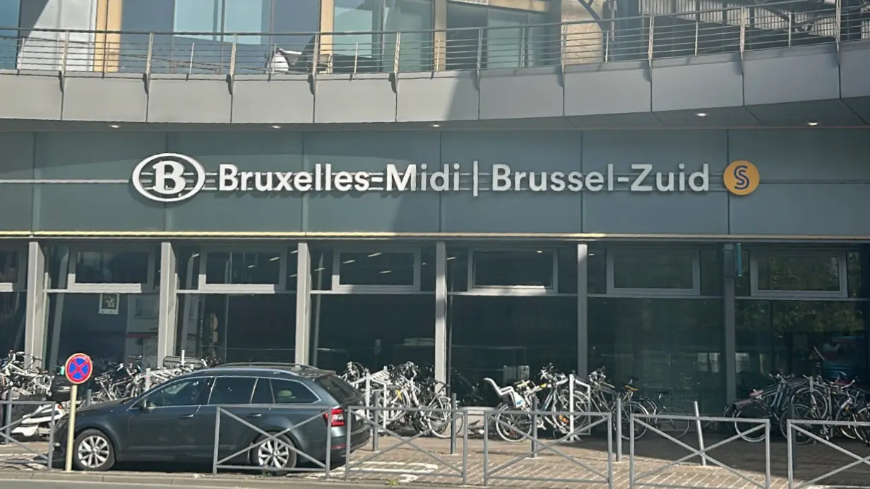 Des taxis qui attendent devant une gare