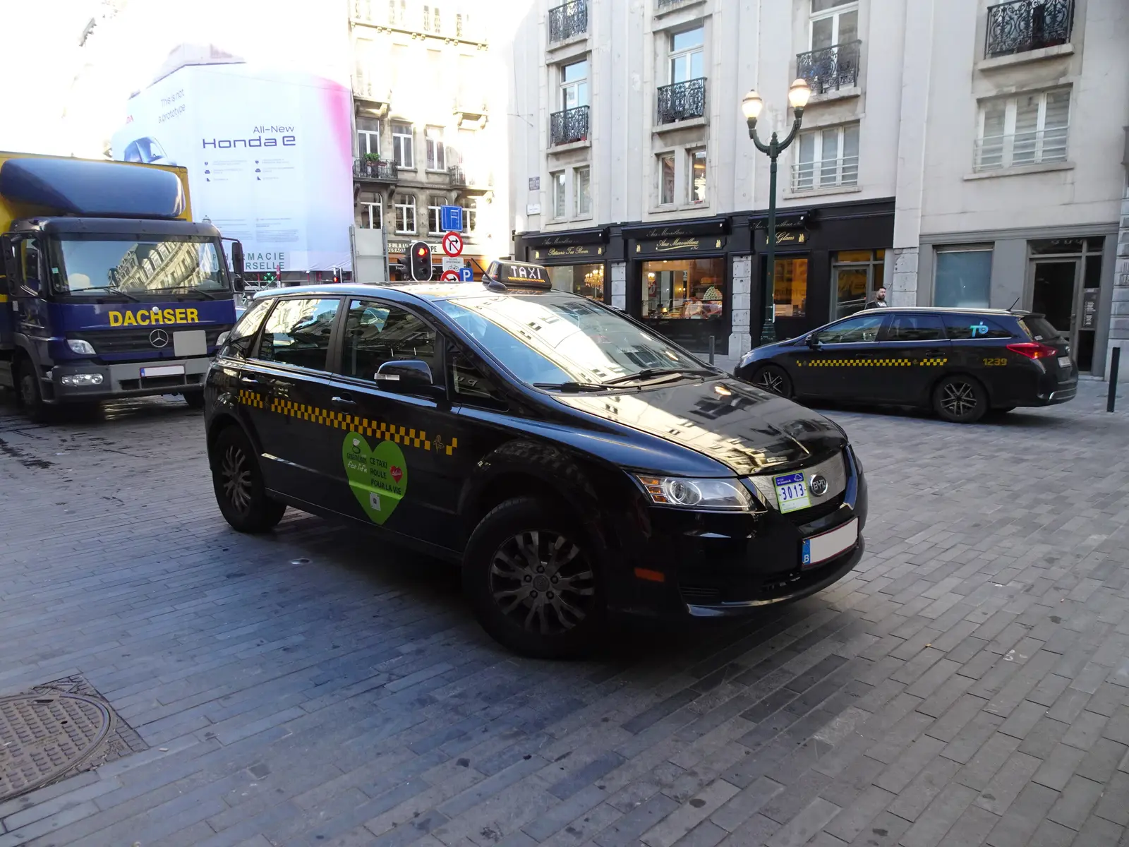 Un taxi dans une rue de Bruxelles le soir
